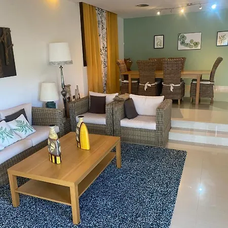 4 Bed - Sleeps 9- Pool - Garden - Parking