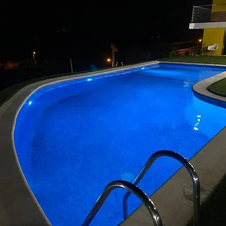 4 Bed - Sleeps 9- Pool - Garden - Parking וילה