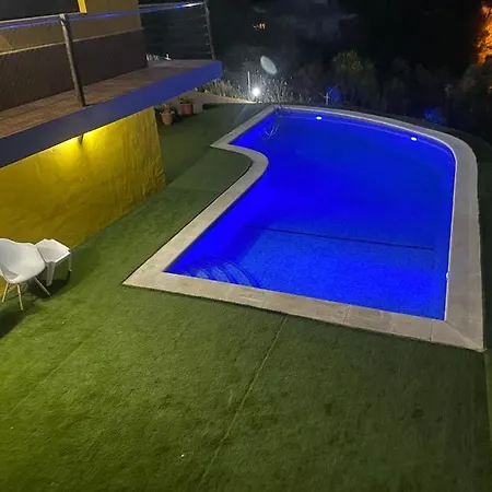 4 Bed - Sleeps 9- Pool - Garden - Parking וילה *