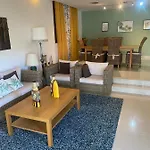 4 Bed - Sleeps 9- Pool - Garden - Parking