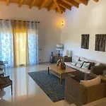 4 Bed - Sleeps 9- Pool - Garden - Parking