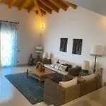 4 Bed - Sleeps 9- Pool - Garden - Parking *