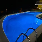4 Bed - Sleeps 9- Pool - Garden - Parking Villa