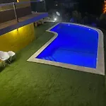 4 Bed - Sleeps 9- Pool - Garden - Parking Villa *