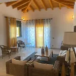 4 Bed - Sleeps 9- Pool - Garden - Parking Villa *