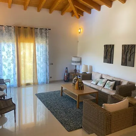 4 Bed - Sleeps 9- Pool - Garden - Parking