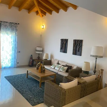 4 Bed - Sleeps 9- Pool - Garden - Parking *