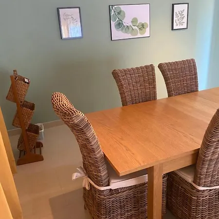 Villa 4 Bed - Sleeps 9- Pool - Garden - Parking *