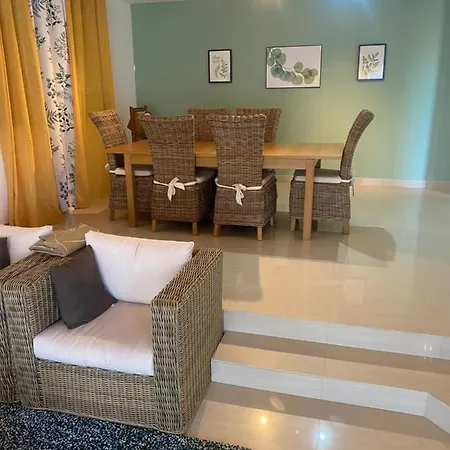4 Bed - Sleeps 9- Pool - Garden - Parking * Жерона