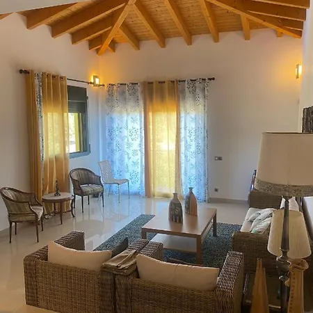 4 Bed - Sleeps 9- Pool - Garden - Parking 빌라 *