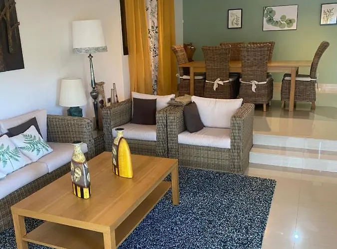 4 Bed - Sleeps 9- Pool - Garden - Parking