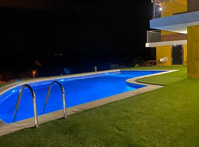 4 Bed - Sleeps 9- Pool - Garden - Parking Villa Girona