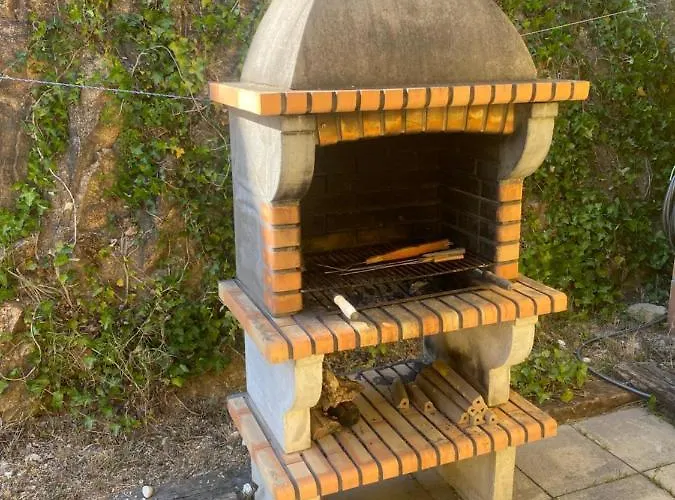 4 Bed - Sleeps 9- Pool - Garden - Parking Girona