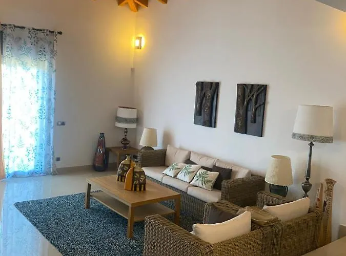 4 Bed - Sleeps 9- Pool - Garden - Parking *