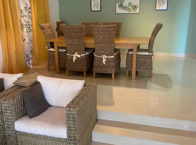 4 Bed - Sleeps 9- Pool - Garden - Parking * Girona