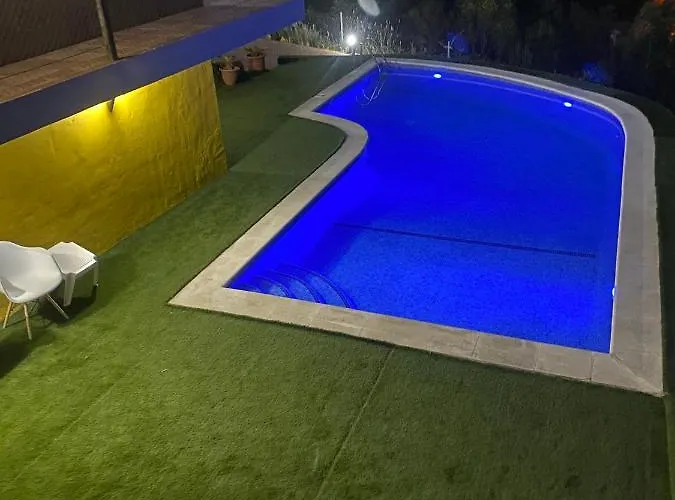 4 Bed - Sleeps 9- Pool - Garden - Parking Villa *