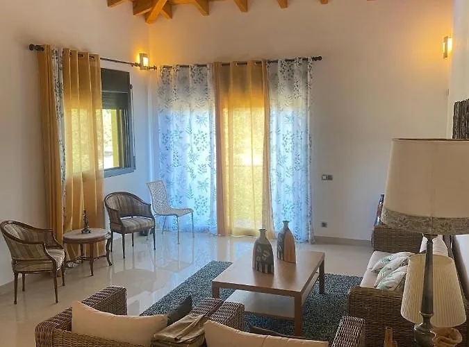 4 Bed - Sleeps 9- Pool - Garden - Parking Villa *