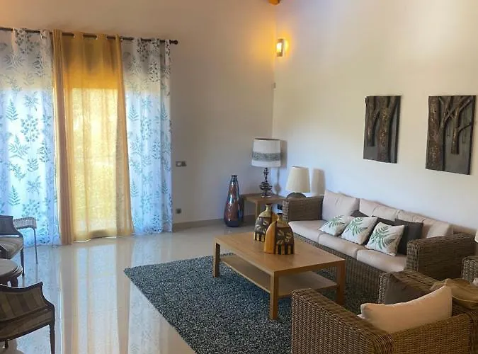 4 Bed - Sleeps 9- Pool - Garden - Parking