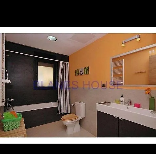 4 Bed - Sleeps 9- Pool - Garden - Parking Villa Gerona