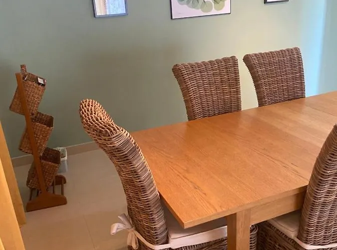 Villa 4 Bed - Sleeps 9- Pool - Garden - Parking *