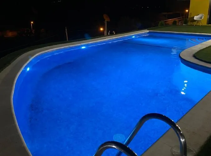 4 Bed - Sleeps 9- Pool - Garden - Parking Villa